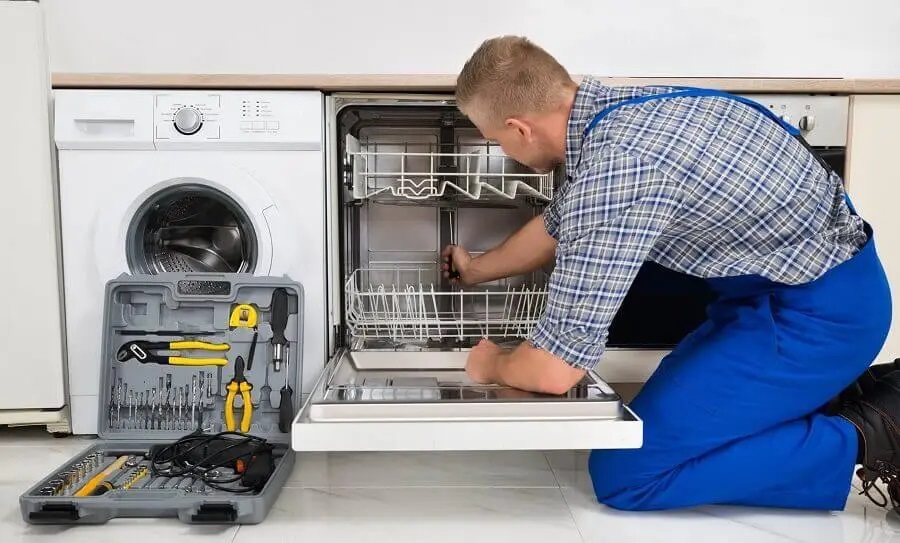 Söğütlü Gorenje servisi teknisyen ekibi beyaz eşya tamiri yaparken